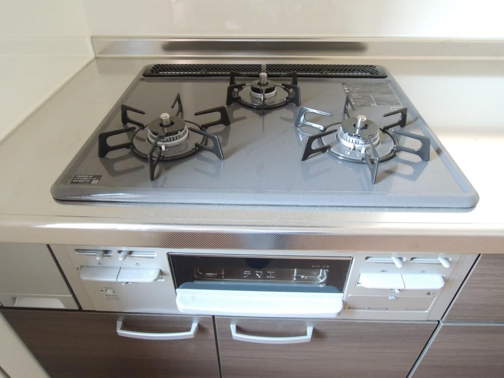 Kitchen. 3-neck gas stove! Easy to clean with flat top