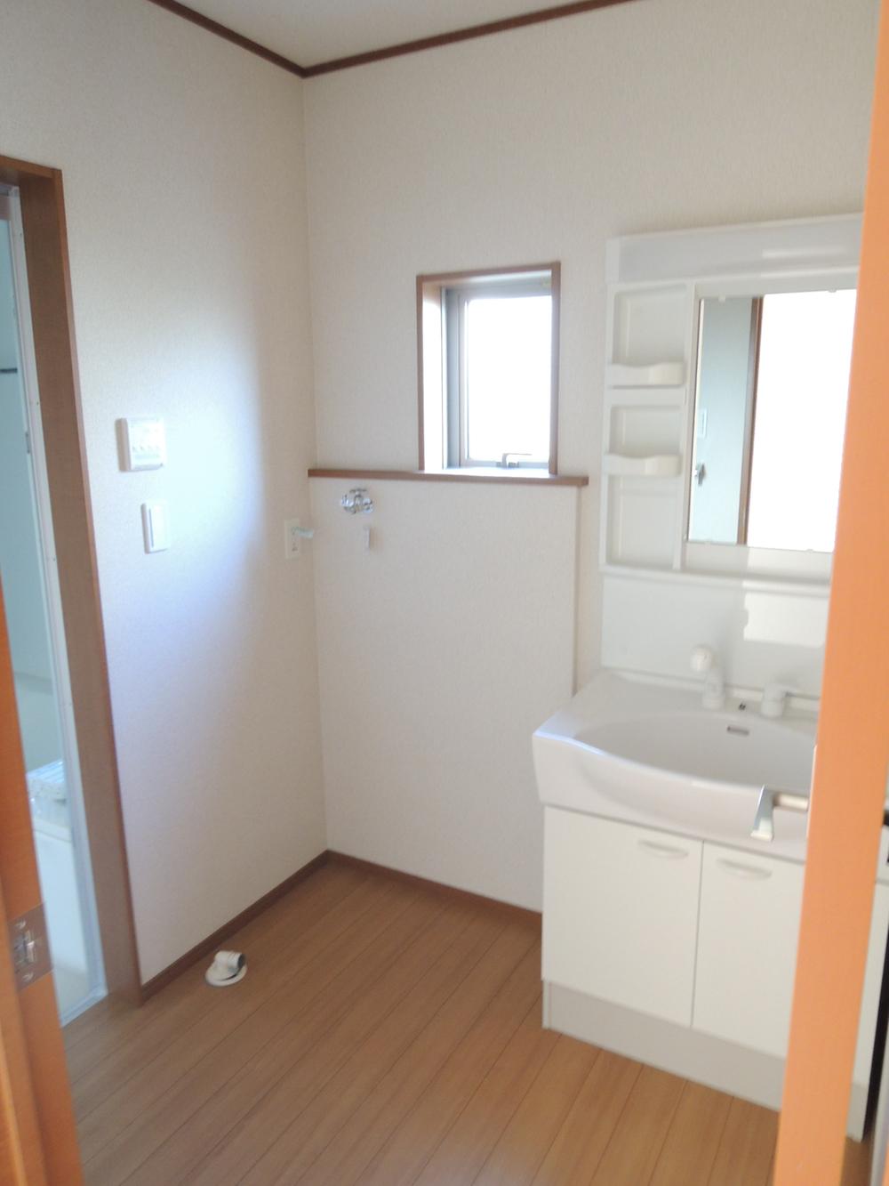 Wash basin, toilet. 4 Building Indoor photo