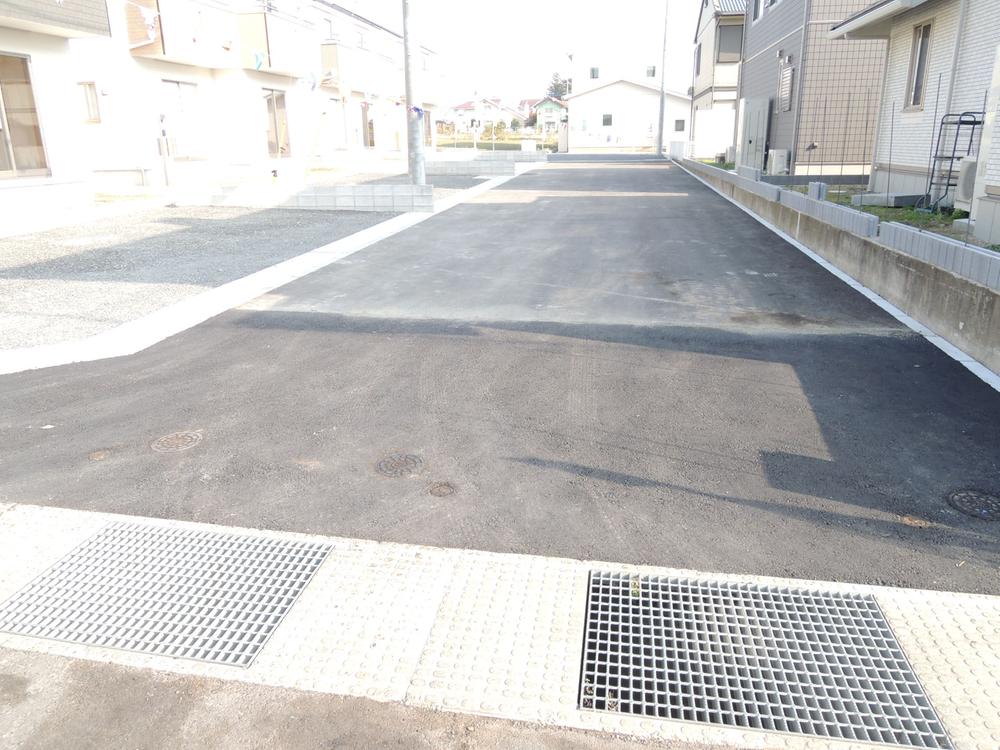 Local photos, including front road. Local shooting