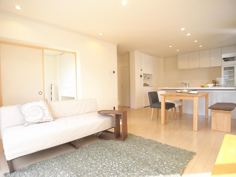 Living. Family re-reunion is a place of living is good per yang. Indoor (11 May 2013) Shooting