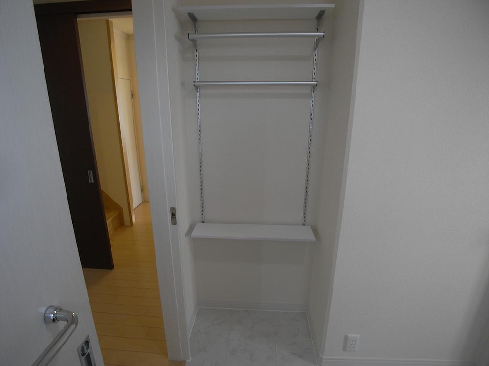 Receipt. Indoor (11 May 2013) and with equipped with shelves to shooting the bathroom there is a place, such as towels and detergent convenient. 