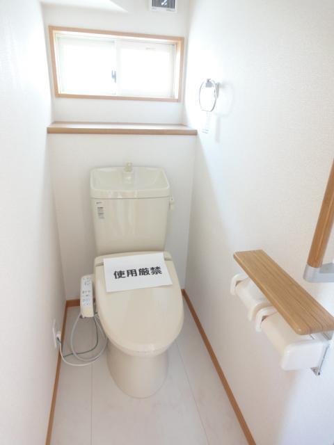 Toilet. 1 ・ Second floor toilet Bidet ・ Warm Rhett ・ Equipped with handrail! 