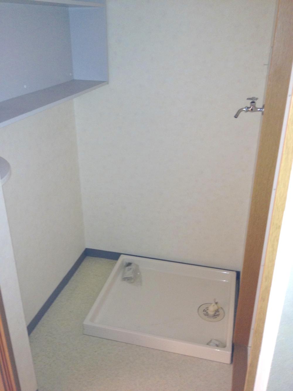 Wash basin, toilet. Indoor (2013 November shooting)
