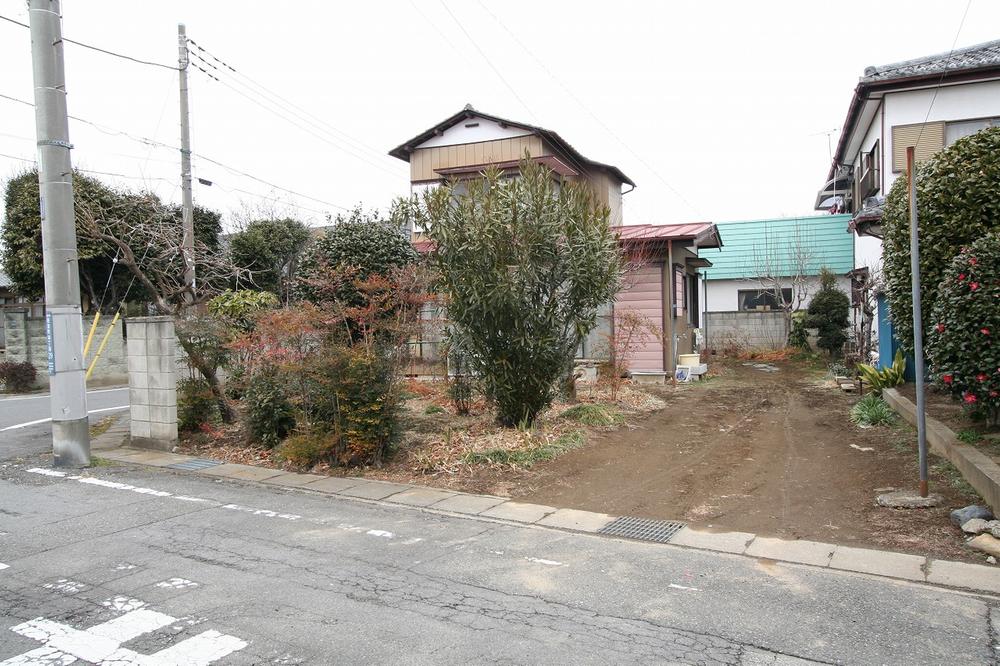 Local photos, including front road. Shooting from the south side