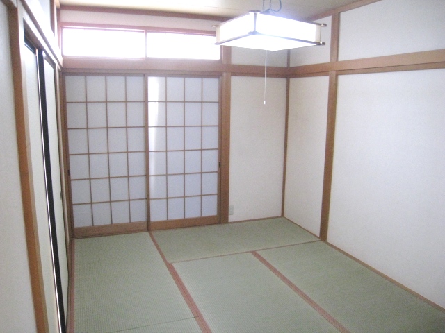 Other room space. There is also a Japanese-style room