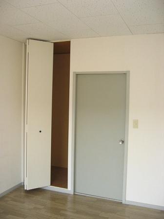 Living and room. Western-style closet The other side of the door is LDK