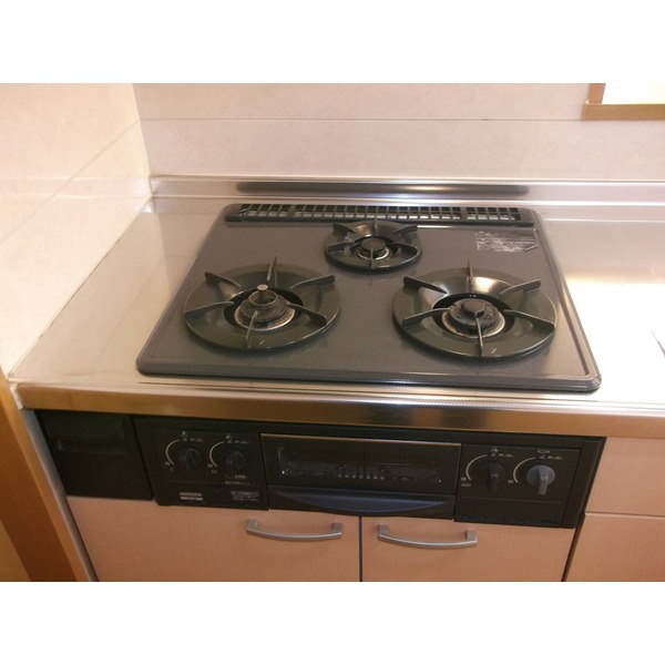 Kitchen. 3-burner stove