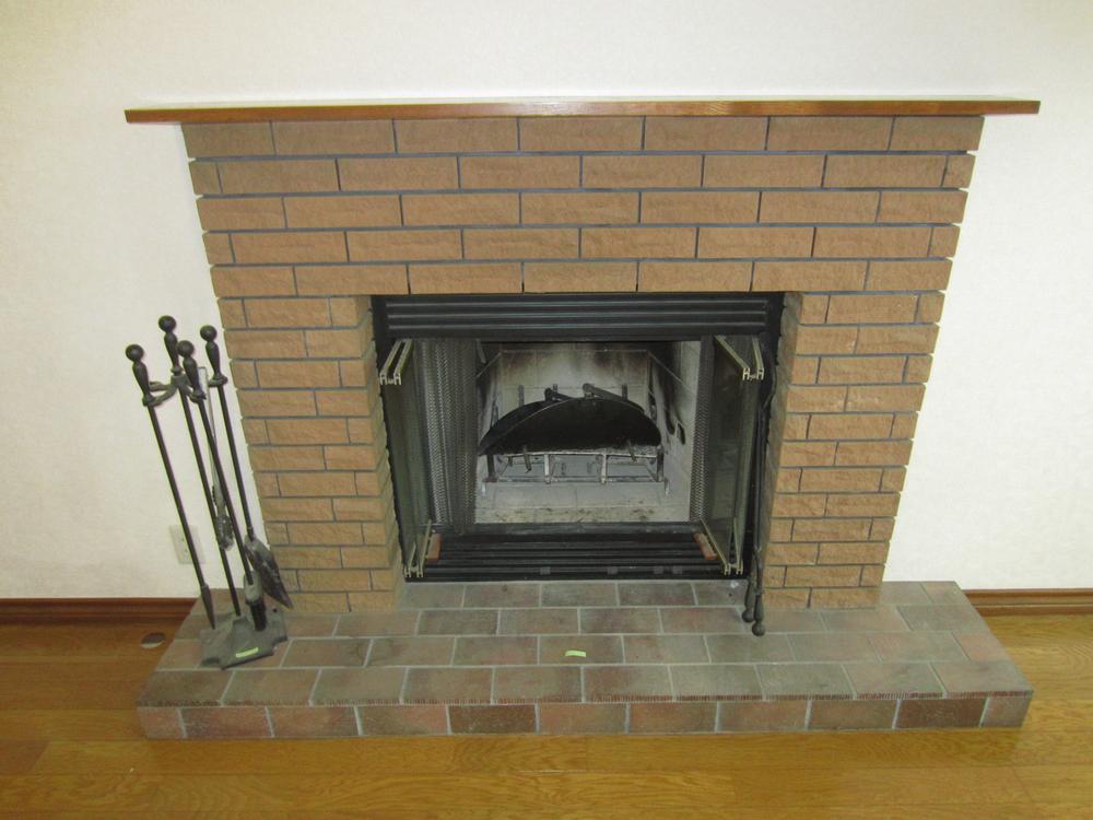 Cooling and heating ・ Air conditioning. The living has a fireplace!