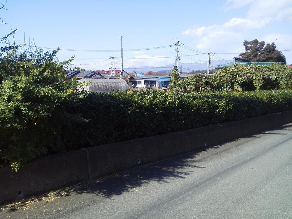 Local photos, including front road. Local (11 May 2013) Shooting Retaining wall and trees facing the front of the road will be removed the seller.
