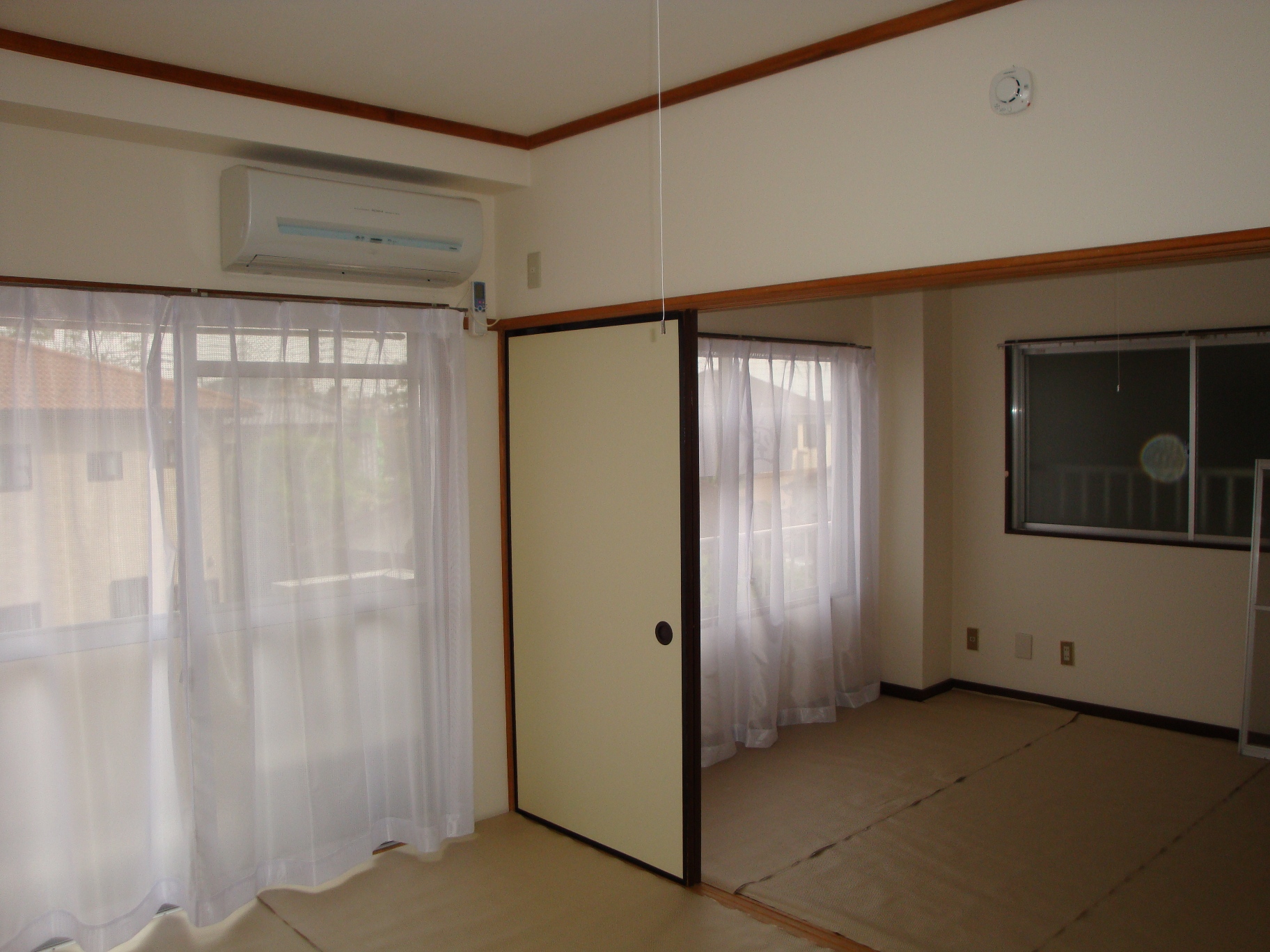 Living and room. It is a room with daylight ~