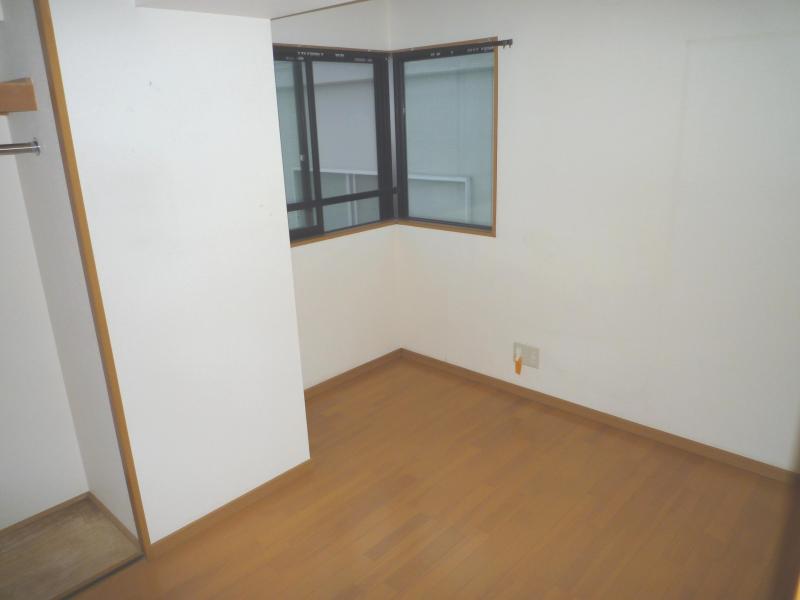 Living and room. It becomes the northeast corner room. 