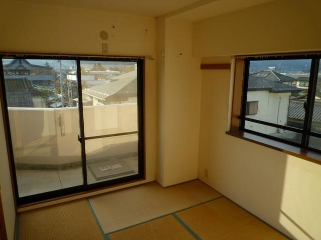 Living and room. It consists in the northwest 6 Pledge Japanese-style room. 