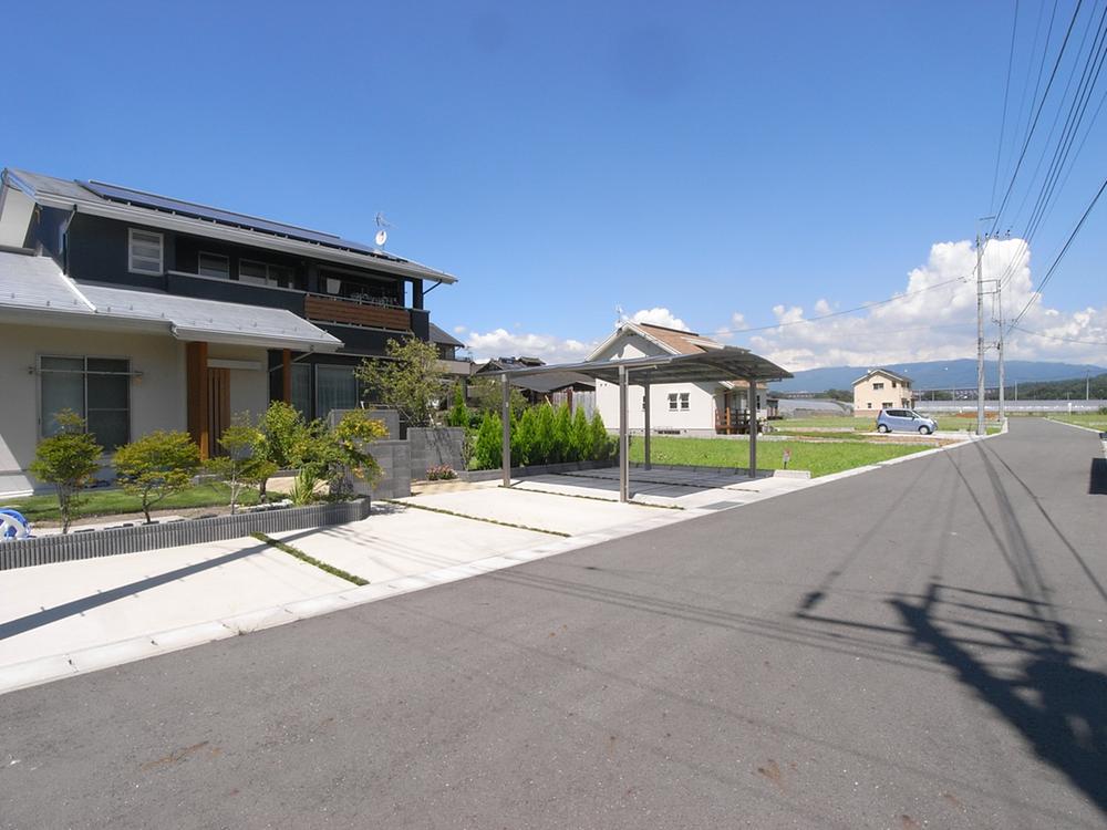 Sale already cityscape photo. Quiet living environment in the spacious grounds and Tsukasa beautiful landscape construction of the house is woven. Local (August 2012) shooting