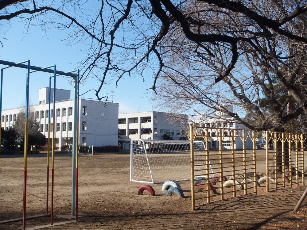 Primary school. Within a 5-minute walk