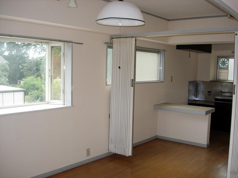 Living and room. It is a corner room, Room 201. There is no bay window in the middle room.