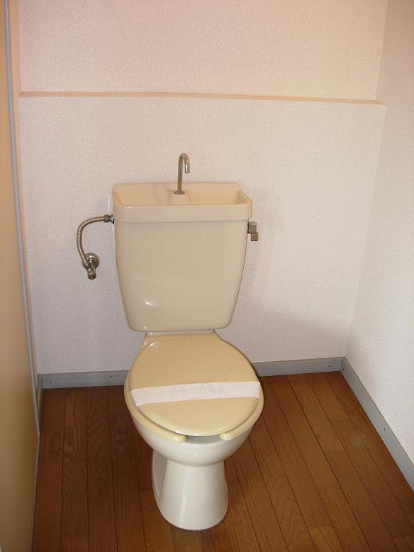 Toilet. Space to settle down. Contact To Lee Le. 