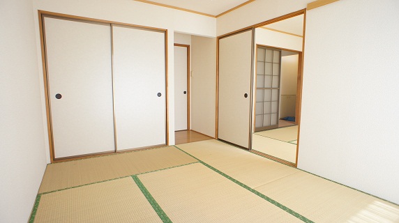 Living and room. West Japanese-style here is also sunny! ! 