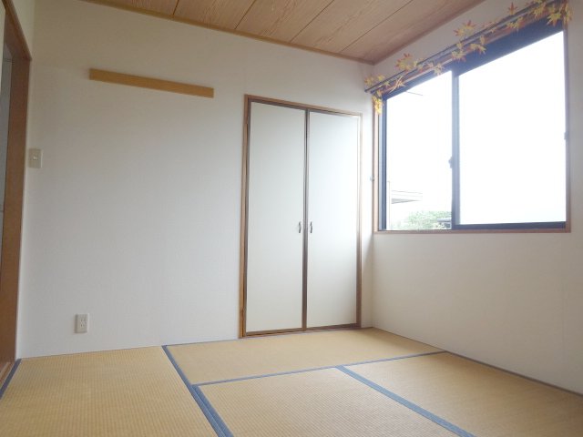 Other room space. North Japanese-style room is also a window large, bright room! The hammer is with storage