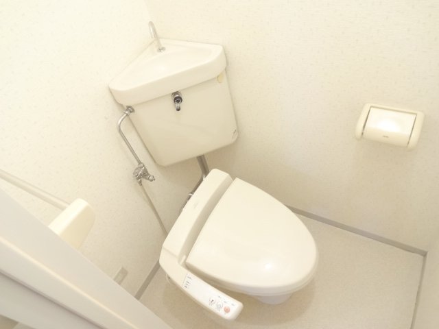 Toilet. Washlet is but it is indispensable item! There is a shelf above ◎