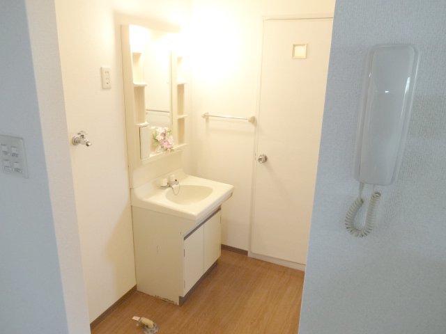Washroom. Also equipped with intercom and indoor laundry equipment Area ☆ 