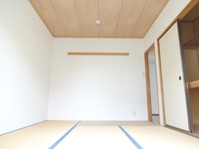 Other room space. South sweep Japanese-style room 6 tatami mats are equipped with storage between 1 ☆ Bright rooms Desuyo ~