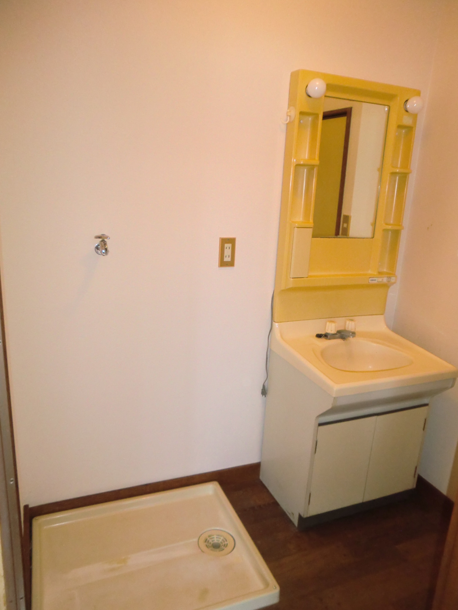 Washroom. Wash basin, Indoor Laundry Storage