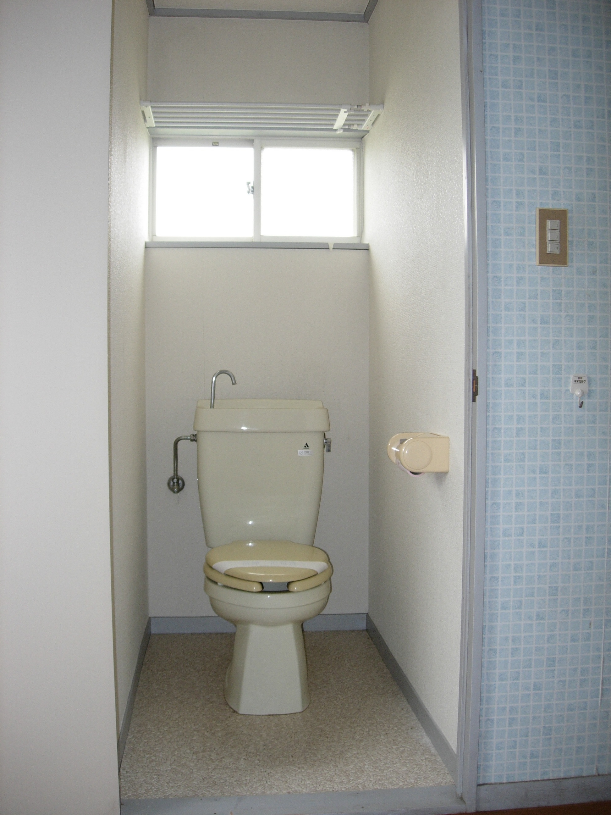 Toilet. please note ・ Medium room without windows. But is settle space.