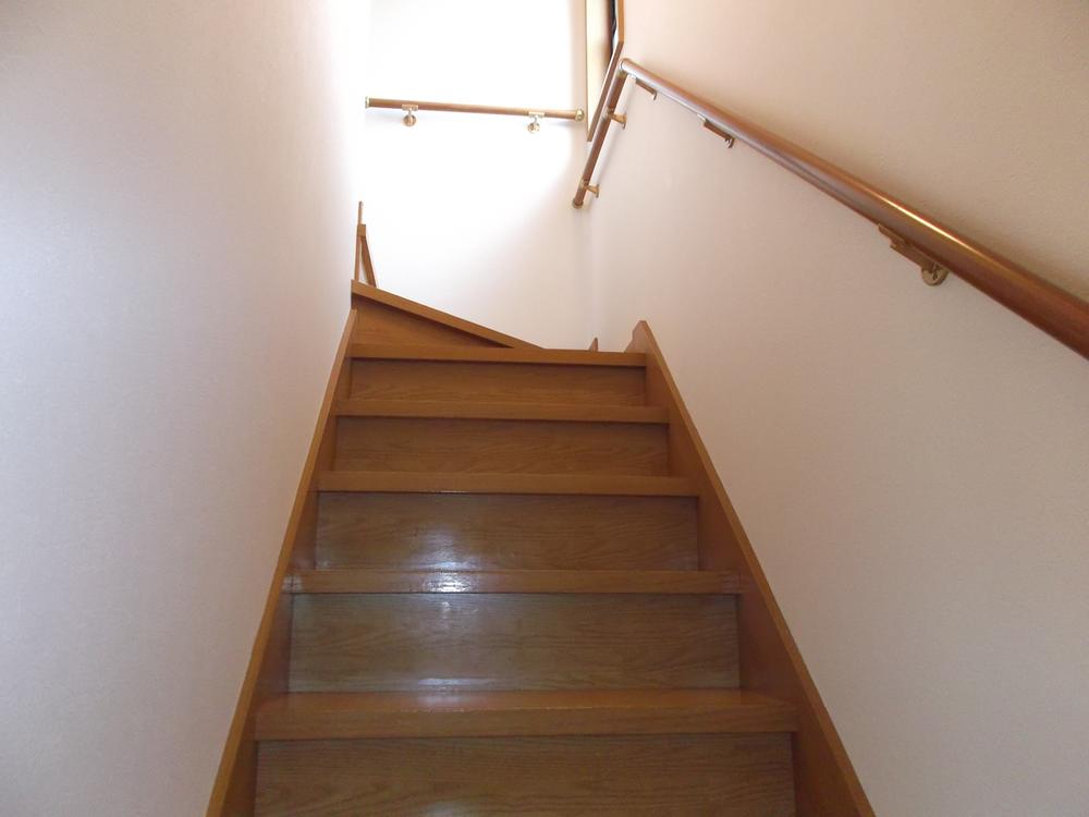 Other introspection. Handrail is attached to the stairs