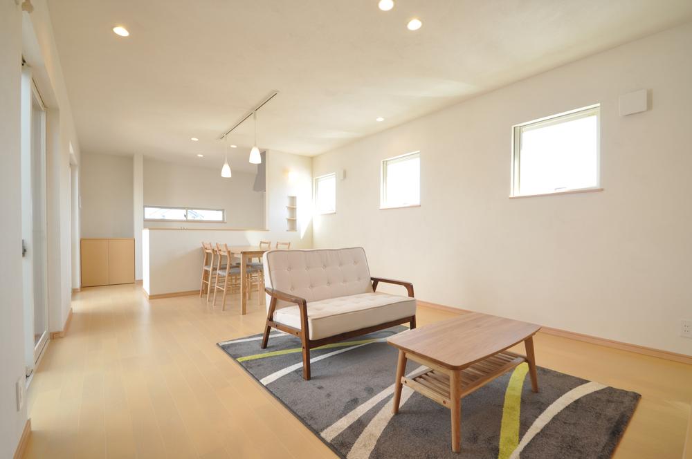 Living. 16 Pledge of LDK is bright space drenched in plenty of natural light