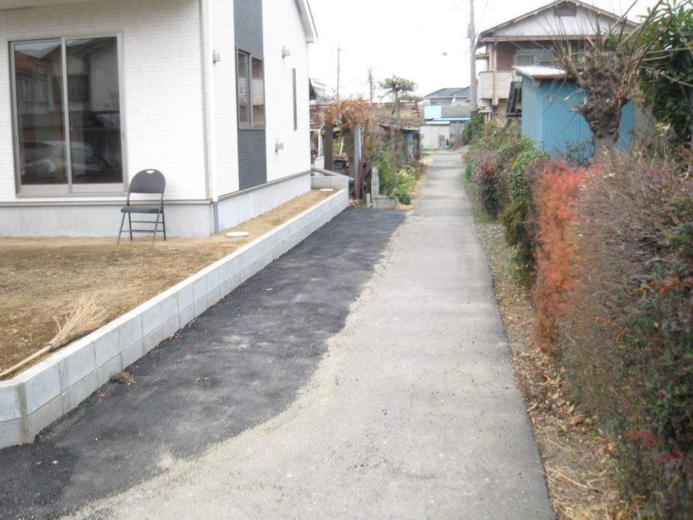 Local photos, including front road. Property east side road