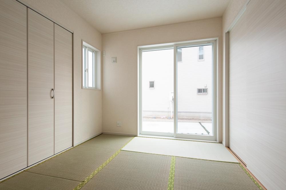 Non-living room. Many enter Japanese-style room of light! It is bright because it is two-sided lighting! 