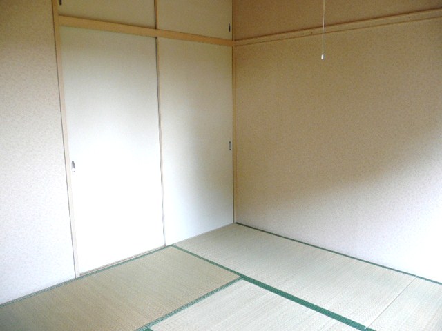 Other room space. Holiday is also a nap in a Japanese-style room bathed in bright sunshine