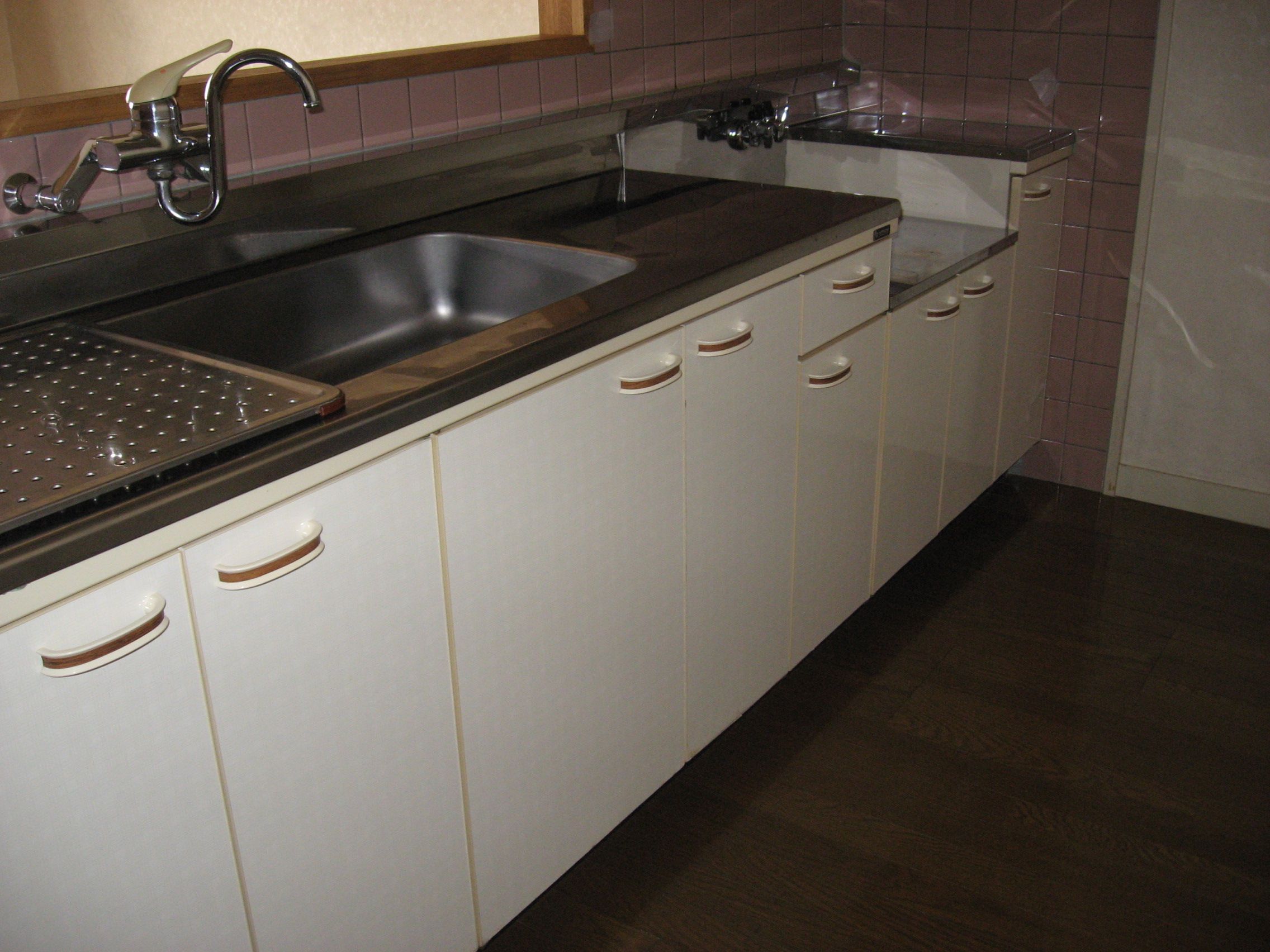 Kitchen. Gas stove, Hanging cupboard