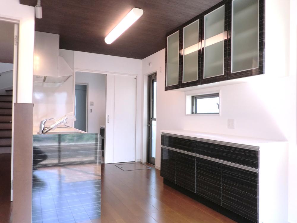 Same specifications photos (Other introspection). Kitchen the same color cup board