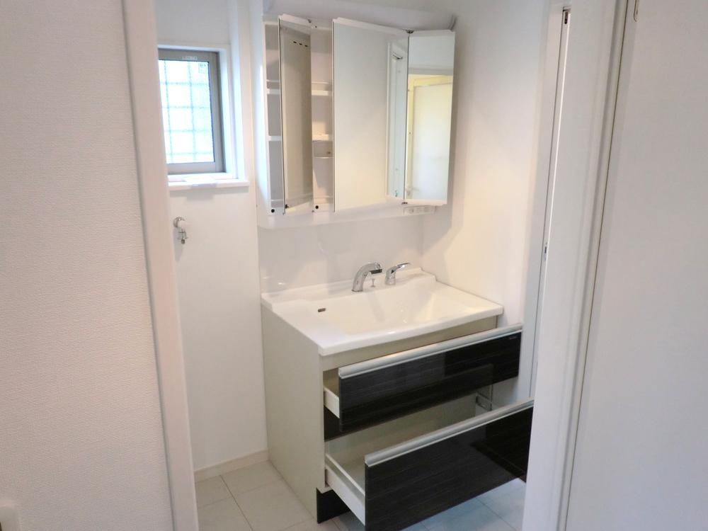 Wash basin, toilet. 1F washroom