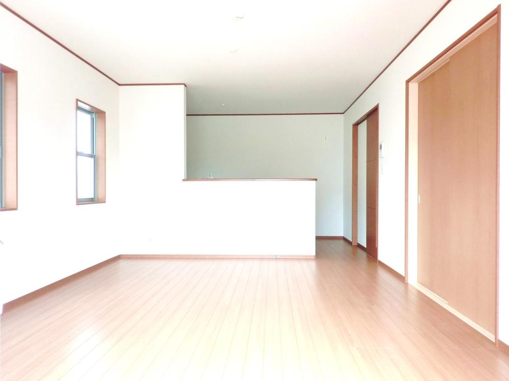 Living. Sunshine full of,  Spacious is the living room of 16 quires. Because of the two-sided lighting living, Insert the light of the sun's Mr., It is the perfect structure of the room to the family of the hearthstone