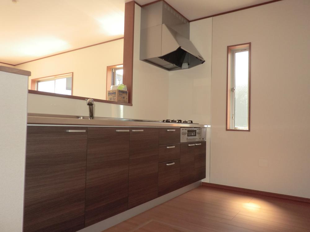 Kitchen. Since the face-to-face open kitchen, You can housework while conversing with your family Faucet is the one-touch shower water washing with water purification function. 
