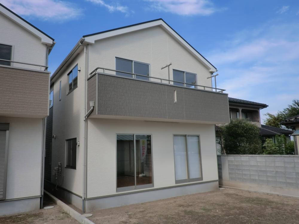 Local appearance photo. The building is hard to burn strongly in earthquake Dairaito method. Since the outer wall is using a high-performance outer wall dirt runs down in the rain, Beautiful and long-lasting