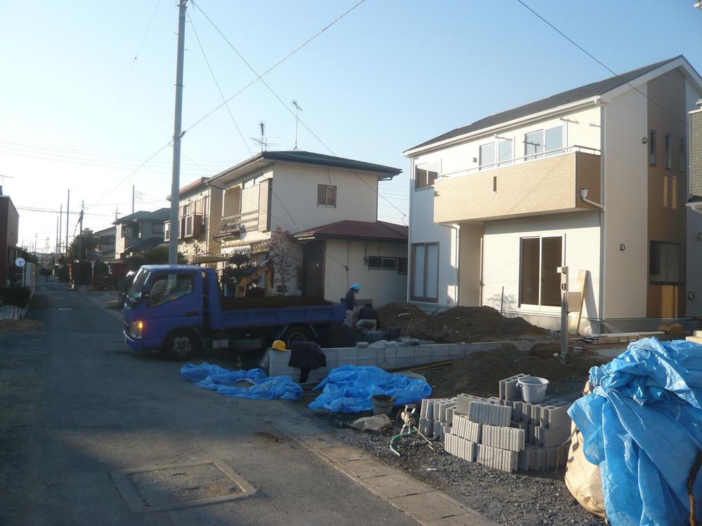 Local photos, including front road. Local (12 May 2013) as shooting cars even less is a quiet residential area. 