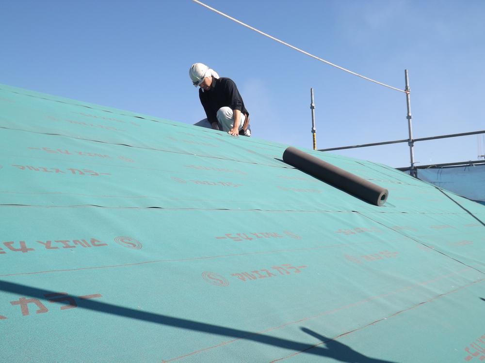 Construction ・ Construction method ・ specification. Roof base waterproof sheet (thick) leaking or condensation on the roof under the roofing material, There is asphalt roofing in order to prevent moisture. 