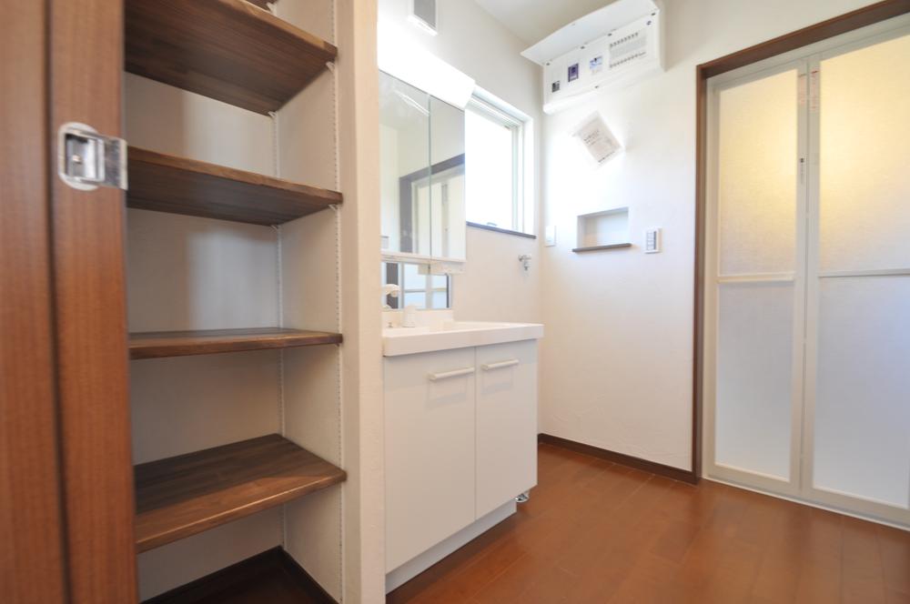 Wash basin, toilet. The basin space were installed shelf of movable can hold the stock of towels and toiletries. 
