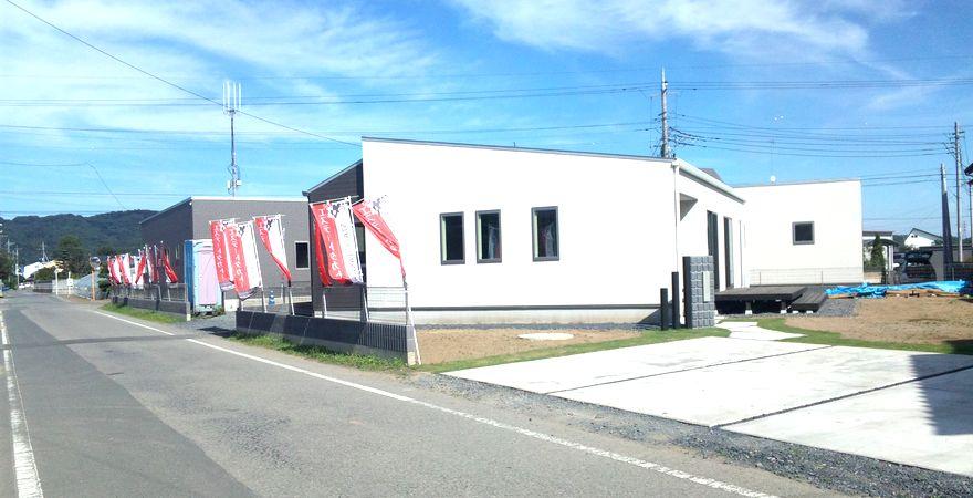 Local photos, including front road. The entire compartment