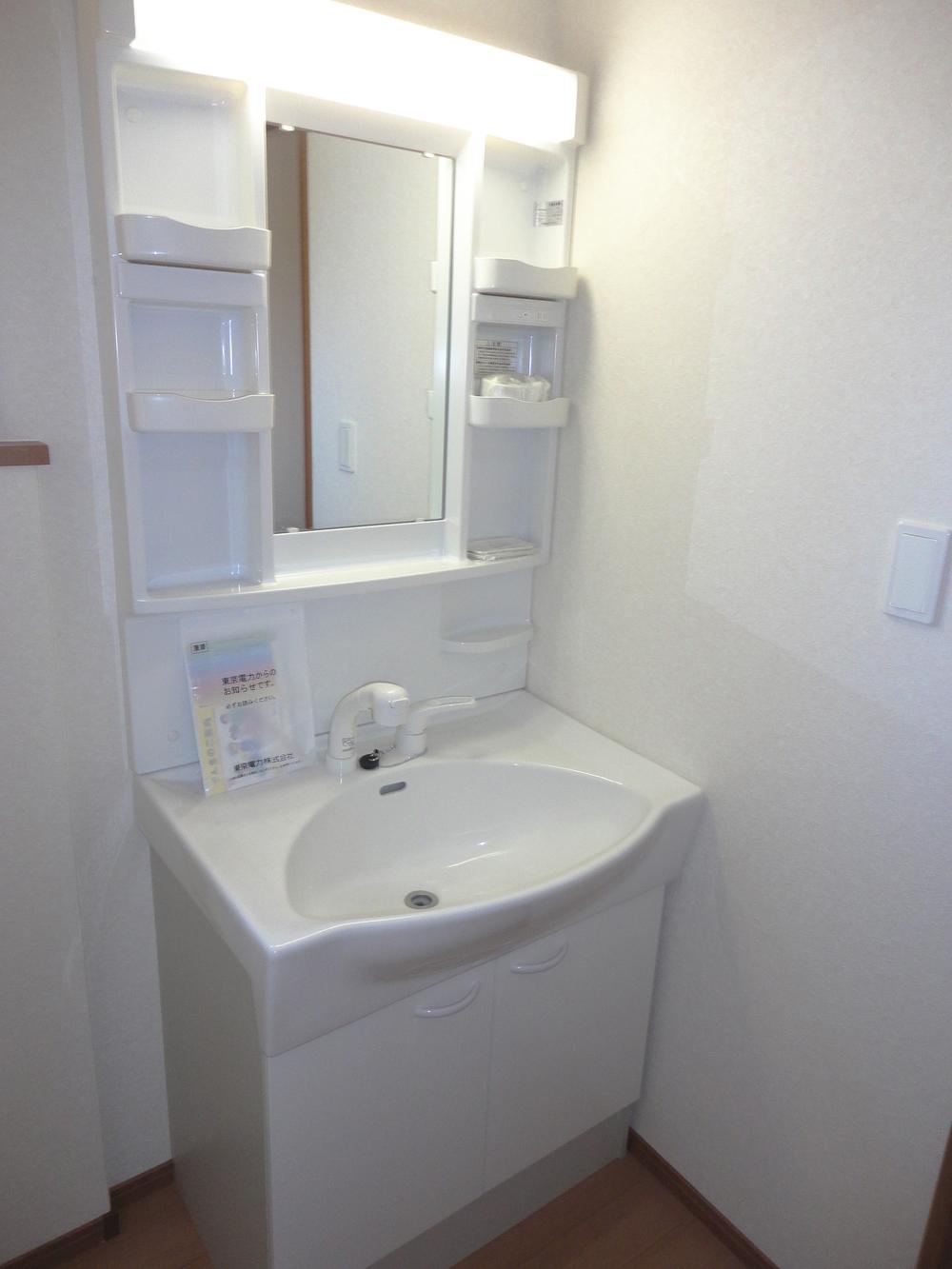 Wash basin, toilet. Washbasin spray shower head - the same specification