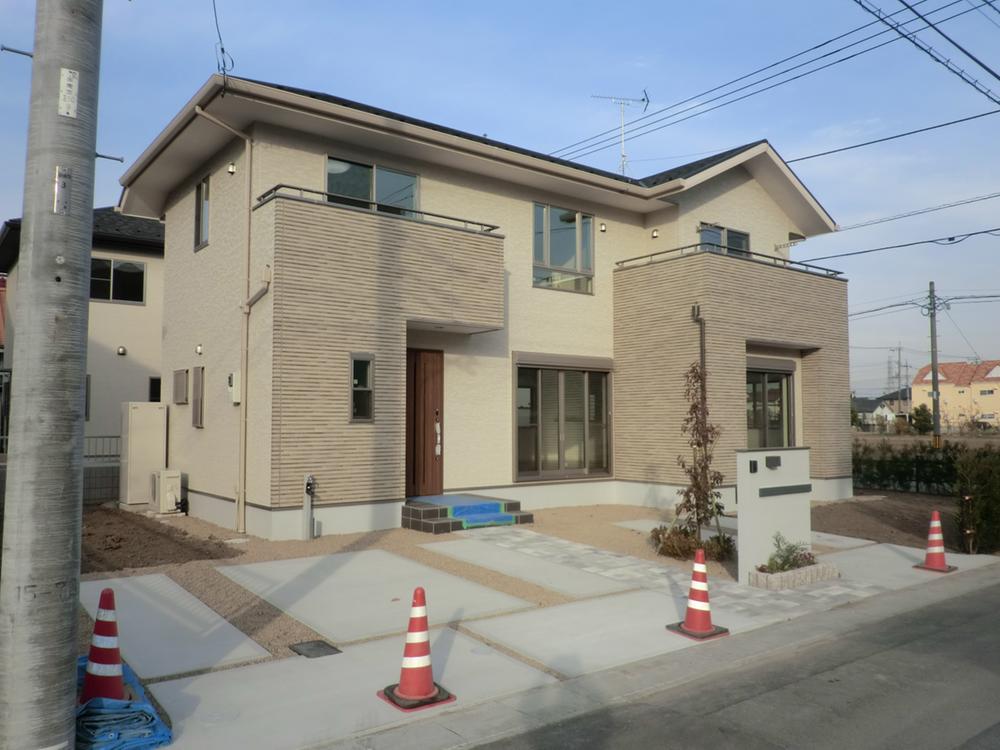 Local appearance photo. 1 Building appearance. Exterior block, fence, Parking dirt floor concrete, Planting is the price of the all-inclusive