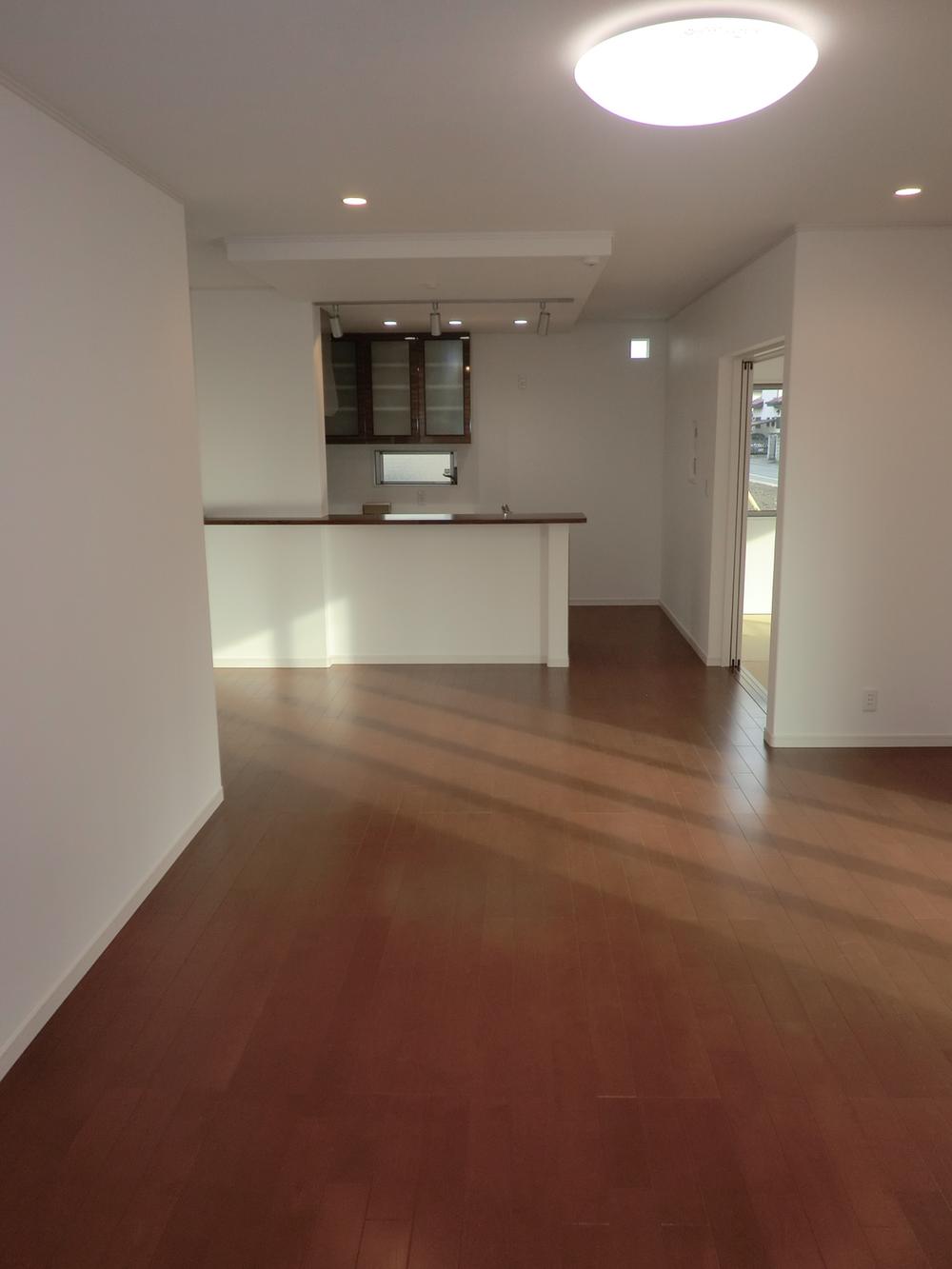 Living. Living 19, 5 ~ 18 Pledge and so spacious that with lighting, Since there is no need to make additional purchases from later, It is also safe financial planning. 