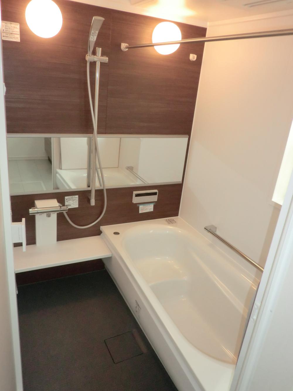 Same specifications photo (bathroom). Feeling of luxury is a bath of dark woodgrain. Of course, it is with a heating ventilation dryer. 