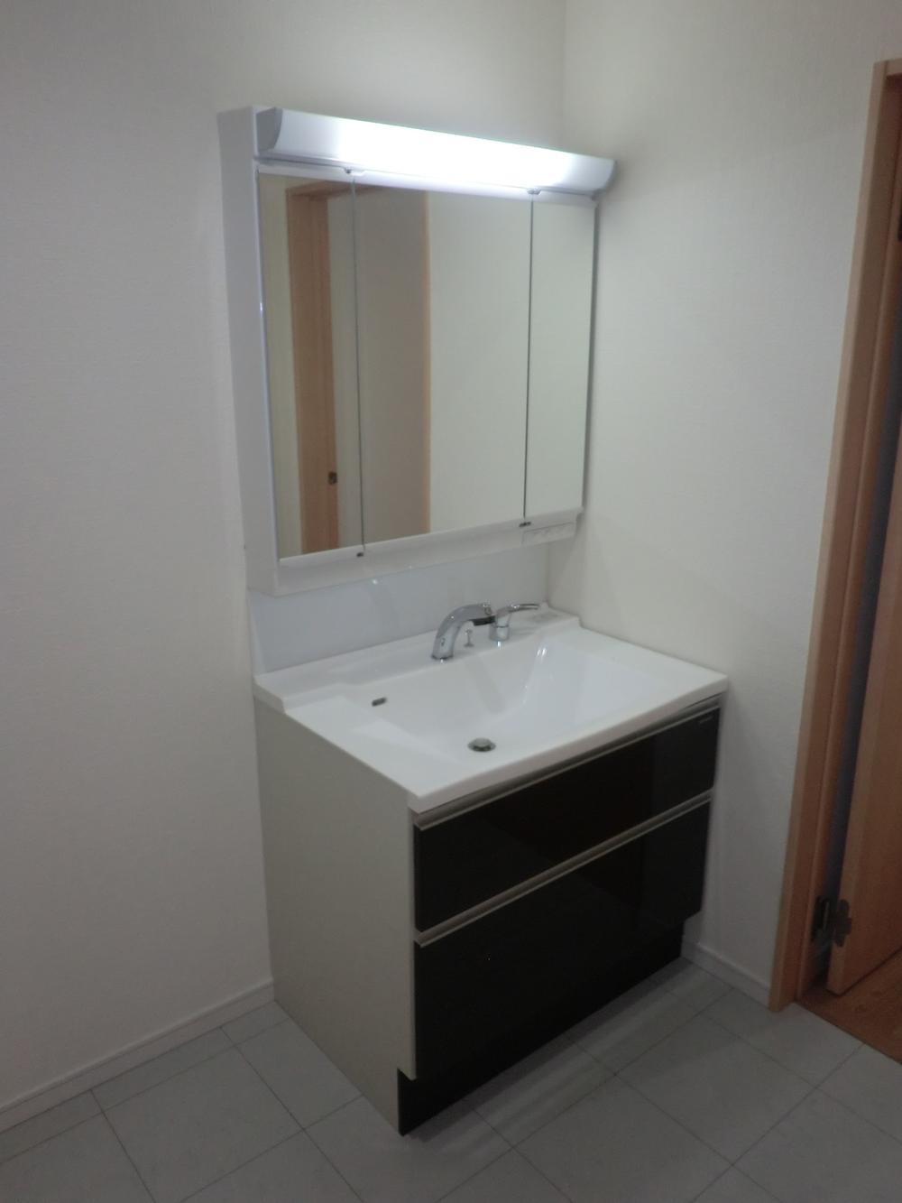 Wash basin, toilet. Wide shampoo is a vanity with a high-grade three-sided mirror. 