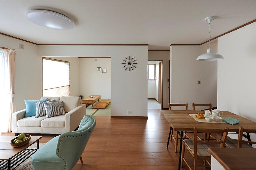 Living. Furnished Living! Fashionable! 