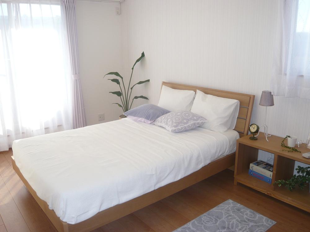 Non-living room. Enter the lights a lot of the main bedroom! 