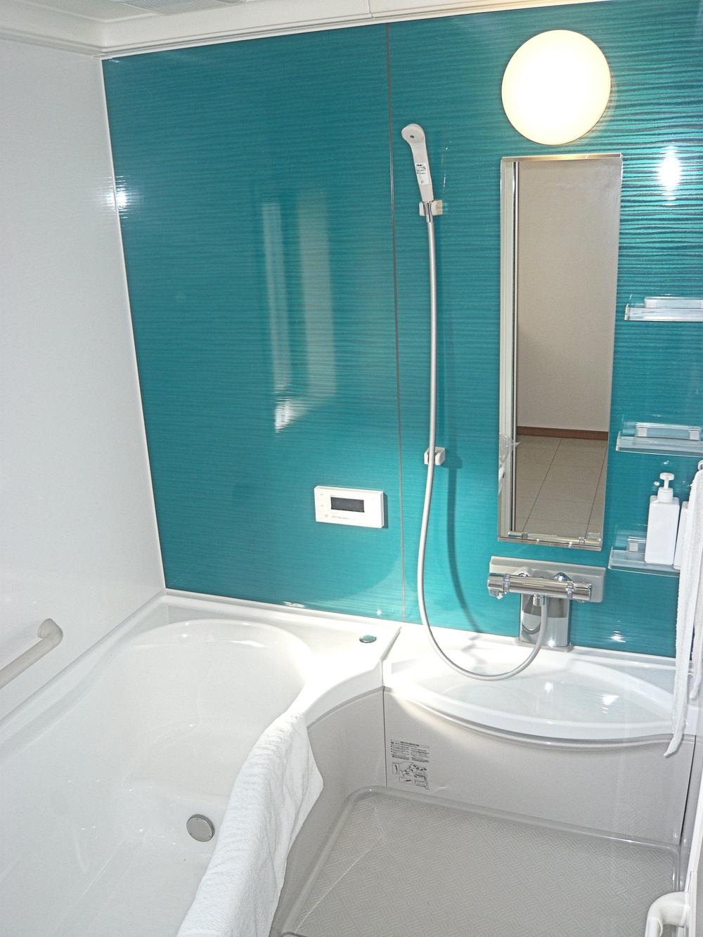 Bathroom. Stylish bus! Guests can relax slowly! 